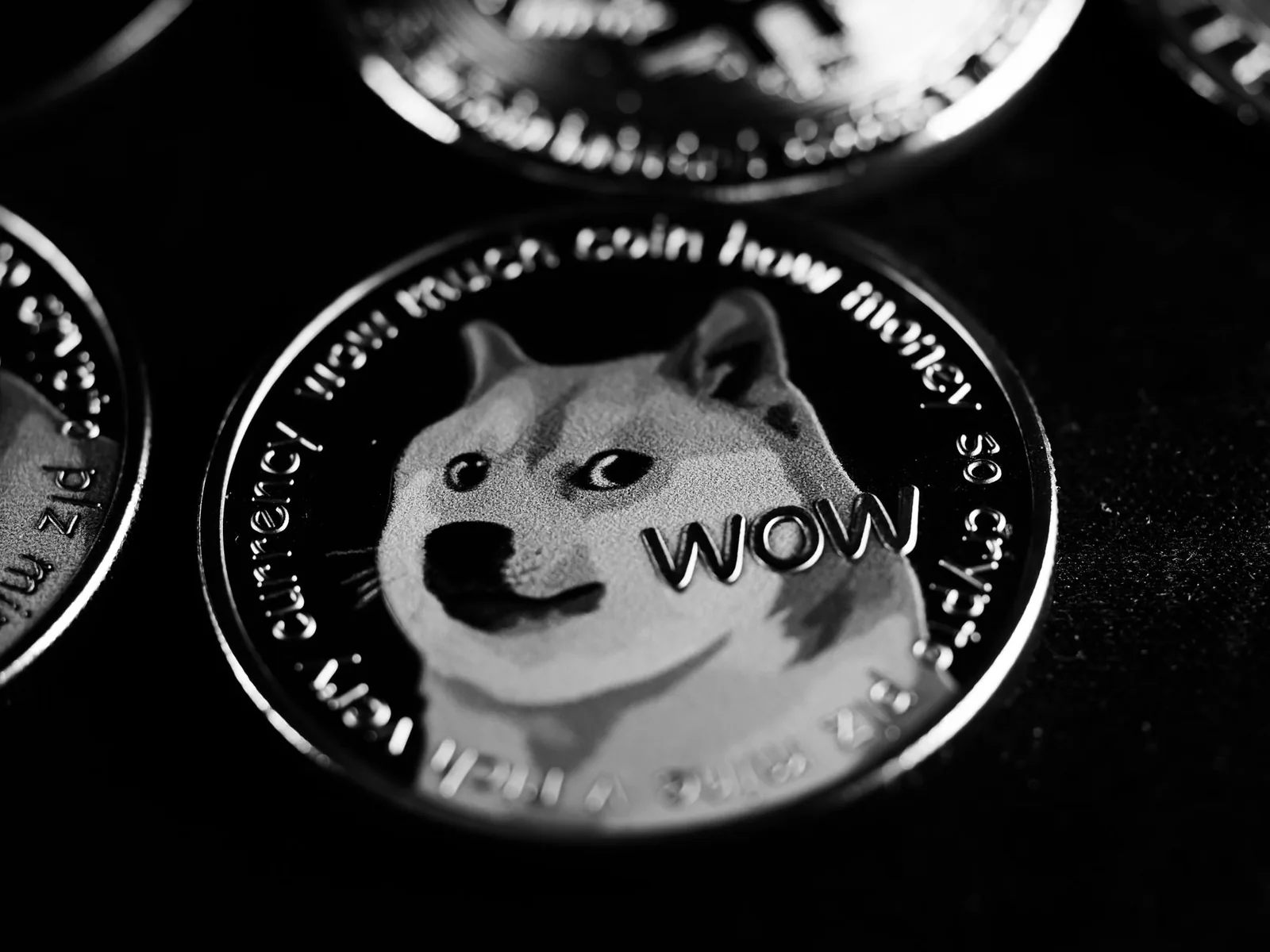 Memecoin : c'est quoi, exemples et risques (DOGE, SHIB, PEPE)