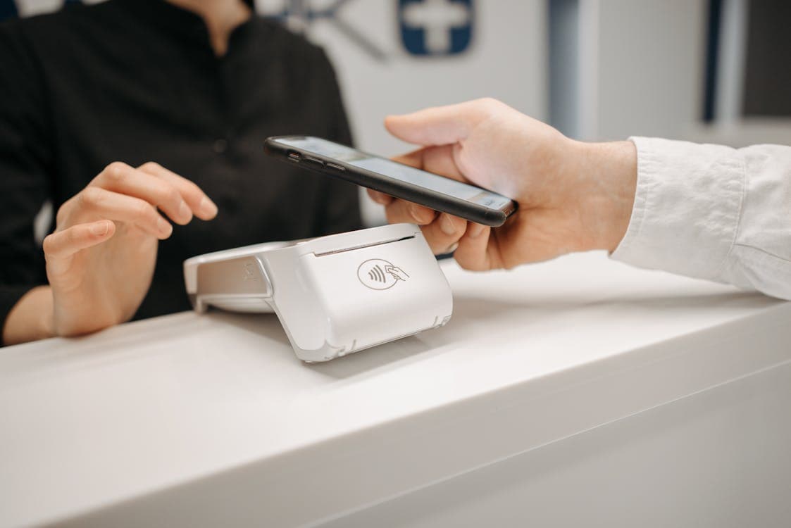 Acheter de la crypto par carte bancaire : frais réels et alternatives