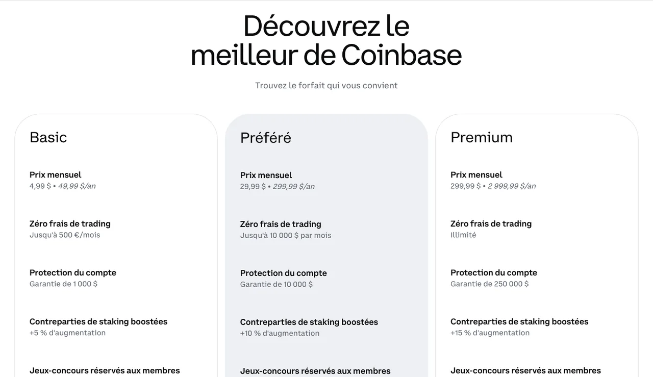 Les trois formules Coinbase One avec leurs prix mensuels affichés sur le site